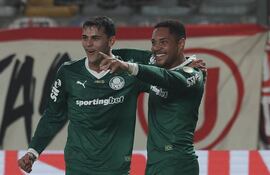 Vitor Roque (d) junto al paraguayo Ramón Sosa, anotó un doblete este miércoles para el Palmeiras ante Bragantino, en la goleada por 5-1.