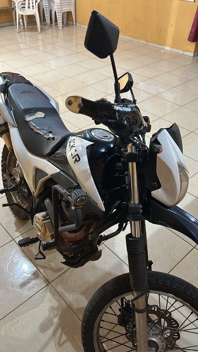 La motocicleta robada fue recuperada tras la captura de los supuestos delincuentes en Pedro Juan Caballero.