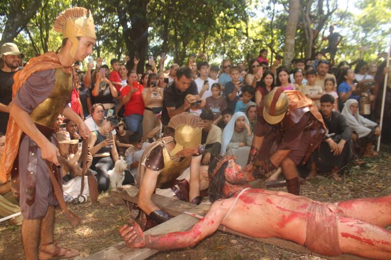 Jesús es flagelado cruelmente, soportando el dolor y la humillación antes de cargar con la pesada cruz que lo llevará al sacrificio por la humanidad.