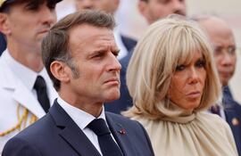 Emmanuel Macron y Brigitte Macron en un evento público.