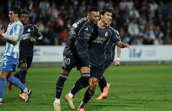 El delantero francés del Real Madrid, Kylian Mbappé, celebra junto al delantero español del Real Madrid, Gonzalo García, tras anotar el primer gol de su equipo durante el partido de vuelta de los dieciseisavos de final de la Copa del Rey de España entre el Talavera CF y el Real Madrid CF, en el Estadio Municipal El Prado en Talavera de la Reina.