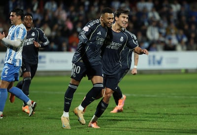 El delantero francés del Real Madrid, Kylian Mbappé, celebra junto al delantero español del Real Madrid, Gonzalo García, tras anotar el primer gol de su equipo durante el partido de vuelta de los dieciseisavos de final de la Copa del Rey de España entre el Talavera CF y el Real Madrid CF, en el Estadio Municipal El Prado en Talavera de la Reina.