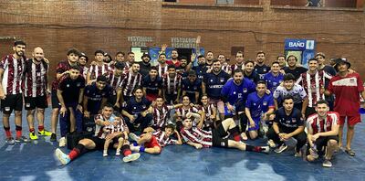 El plantel de La Merced, junto a dirigentes, cuerpo técnico y parte de los fanáticos seguidores.