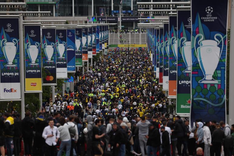 Los aficionados en los alrededores del estadio de Wembley antes de la final de la Champions League entre el Borussia Dortmund y el Real Madrid en Londres.