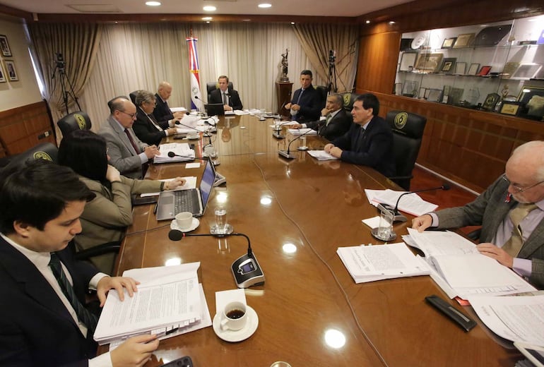 De la sesión ordinaria de la Corte participan: Carolina Llanes, César Diesel, Eugenio Jiménez Rolón, Luis Benítez Riera, Alberto Martínez Simón (presidente), Víctor Ríos, Manuel Ramírez, Gustavo Santander y César Garay.