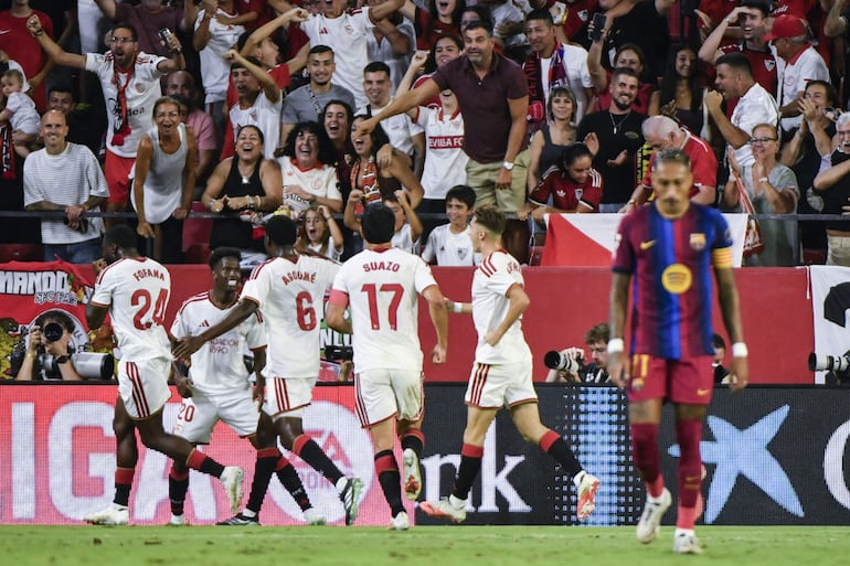 El centrocampista del Sevilla Youssouf Fofana (i) celebra tras marcar el 1-0 durante el partido de LaLiga entre el Sevilla FC y FC Barcelona celebrado este sábado en el estadio Sánchez-Pizjuán de Sevilla. 