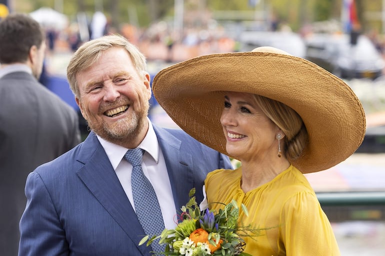 ¡Hermosa pareja real! Guillermo Alejandro y Máxima de Holanda celebrando felices el Día del Rey. (EFE/EPA/RAMON VAN FLYMEN)
