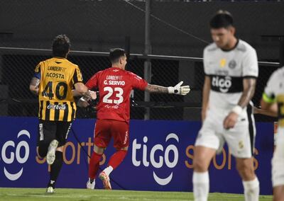 El argentino Gaspar Servio (rojo), futbolista de Guaraní, celebra un gol en el partido frente a Olimpia por la duodécima fecha del torneo Apertura 2025 del fútbol paraguayo en el estadio Defensores del Chaco, en Asunción, Paraguay.