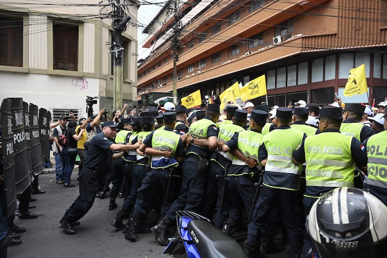  Los docentes llegaron al centro de Asuncion,  tras una multitudinaria marcha de los gremios que protestan contra la reforma de la Caja Fiscal.