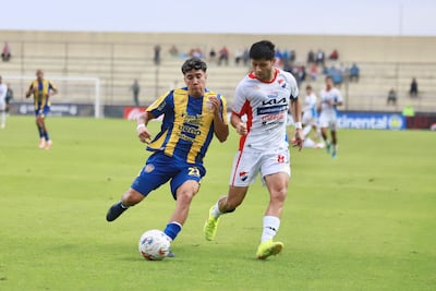 El extremo del Sportivo Luqueño, Marcelo Ojeda intenta proteger el esférico ante la marca del mediocampista de Nacional Fabrizio Jara. (Foto: APF)