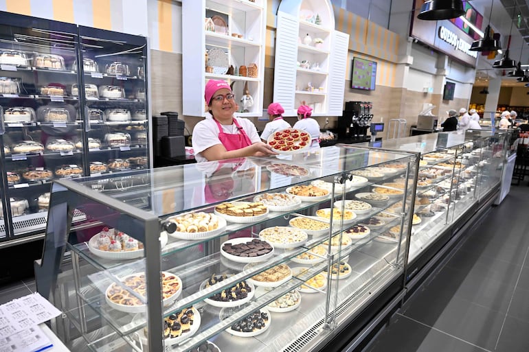 Con más de 3.500 metros cuadrados de salón comercial, la nueva tienda ofrece espacios amplios, luminosos y organizados para facilitar las compras.