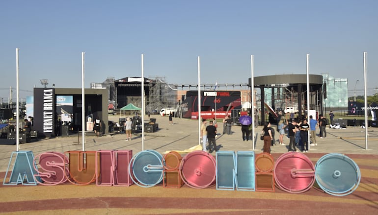 Una vista general y al fondo la plaza central, y más atrás los escenarios principales.