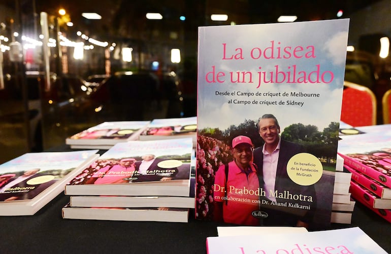 Mesa con varios ejemplares del libro 'La odisea de un jubilado', en un ambiente decorado para un lanzamiento literario.