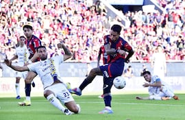 El experimentado Alberto Espínola (34 años) hace un esfuerzo para bloquear el disparo de Sergio Araújo (33), durante el partido disputado en la tarde de ayer en Barrio Obrero, con marcador en blanco.