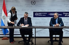 Ayer, el ministro de Educación, Nicolás Zárate, firmó un acuerdo con seis gremios docentes sobre el presupuesto 2023 para educación. Sinadi y Otep-A cuestionan el trato.