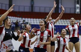 Las cadetes albirrojas celebran el pasaporte a la cita mundial.