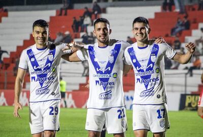 Iván Valdez (i), Elías Sarquis (c) y Richar Torales, jugadores de Ameliano, celebran uno de los goles en el estadio Ka’arendy.