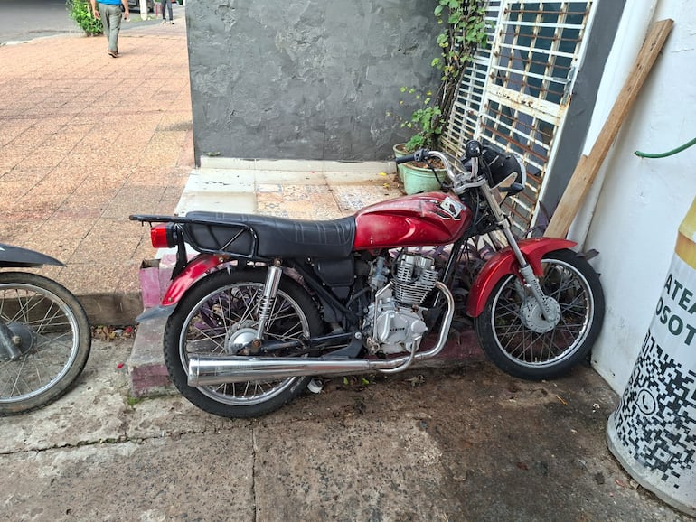 Motocicleta robada que fue recuperada por la Policía.