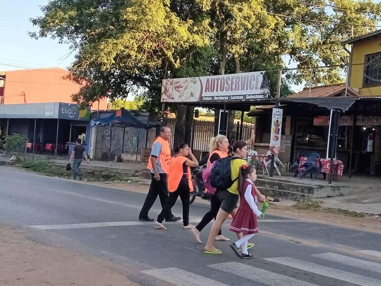 Ante la ausencia de la Policía Municipal de Tránsito los docentes hacen de "Policía Escolar" para ayudar a los estudiantes a cruzar la vía.