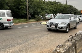 El cuerpo de Willias Ferreira quedó tendido en la avenida Madame Lynch luego del accidente.