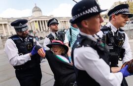 Agentes de policía deteniendo a manifestantes en la protesta a favor de Palestine Action este sábado, en Londres (Reino Unido). Foto: EFE