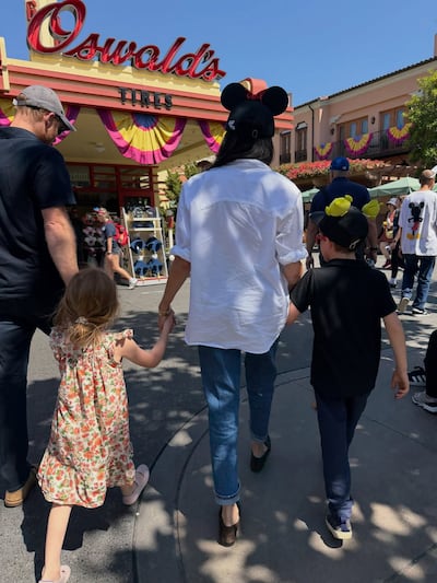 Meghan Markle y Harry con sus hijos Lilibet y Archie en Disney.