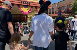 Meghan Markle y Harry con sus hijos Lilibet y Archie en Disney.