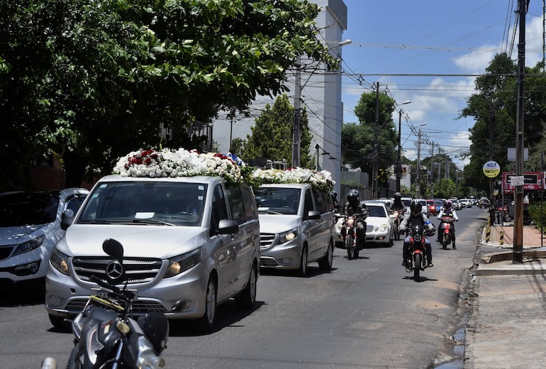 Un camión de bomberos, efectivos del grupo Lince y de la PMT de Fernando de la Mora acompañaron al cortejo fúnebre que trasladó los restos de Quemil Yambay.