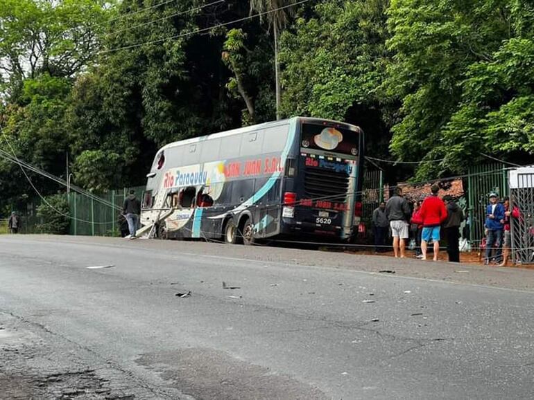 Los pasajeros de la unidad de transporte salieron ilesos y tuvieron que esperar otro colectivo para continuar su viaje.