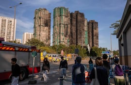 El complejo de rascacielos residenciales en Hong Kong que ardió por 40 horas. Hay más de 120 muertos, de momentos.