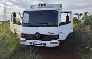 El camión interceptado por los asaltantes y luego abandonado en una zona descampada.