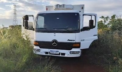 El camión fue abandonado en una zona descampada, en Ciudad del Este.