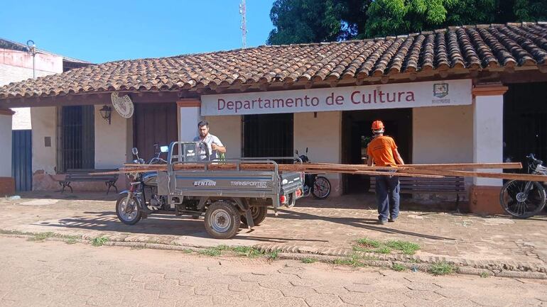 La histórica Casa de la Cultura continúa deteriorándose mientras las “soluciones” se limitan a trabajos de apuntalamiento