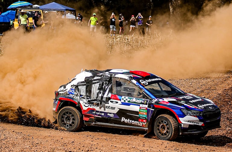 Así quedó el Škoda Fabia RS Rally2 de Migue Zaldívar y Luis Allende luego del vuelco en el primer rulo de hoy.