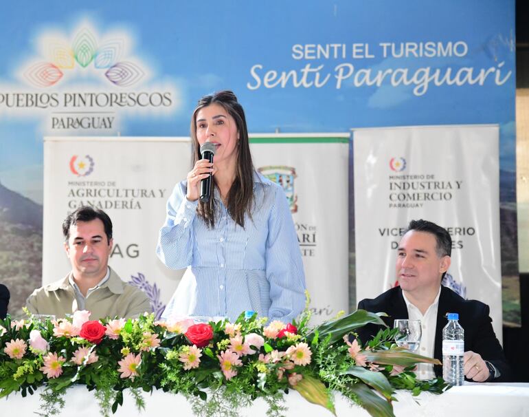 El viceministro de Ganadería Marcelo González, la gobernadora de Paraguarí, Norma Zárate de Monges (ANR-HC) y el viceministro de Mipymes, Gustavo Giménez, en la rueda de negocios.