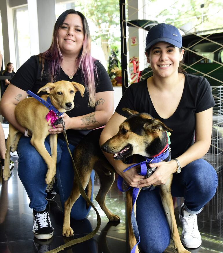 Dahiana Schémbori y Cynthia Gaona y la mascota Paco.