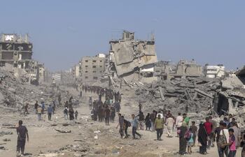 Miles de palestinos desplazados al sur de la Franja regresan a la asediada Ciudad de Gaza con la esperanza de encontrar en pie sus casas.