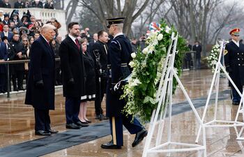 Donald Trump participó ayer en una ceremonia de colocación de ofrendas florales en el Cementerio Nacional de Arlington. AFP