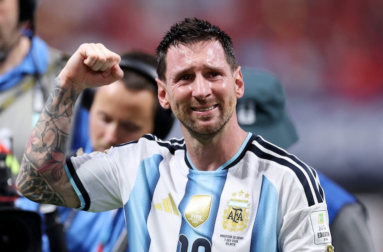 Lionel Messi de Argentina celebra tras la victoria por 3-2 durante el partido de octavos de final de la Copa Mundial de la FIFA 2026 entre Argentina y Egipto en el Estadio de Atlanta, en Atlanta, Georgia.