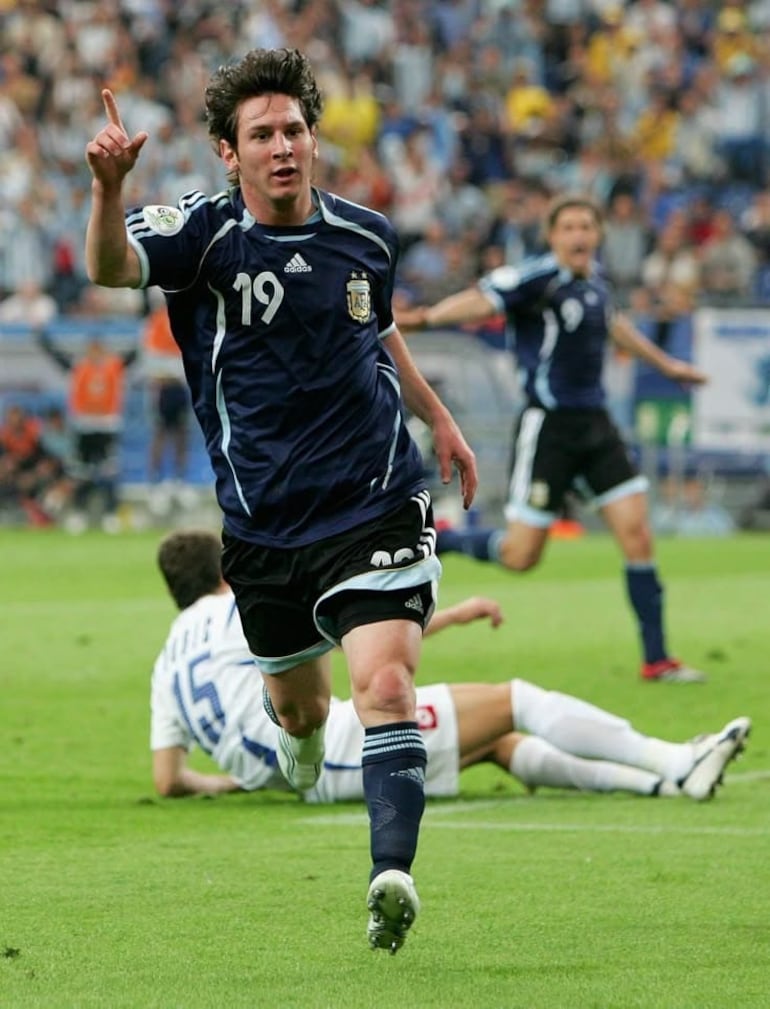 Lionel Messi celebra su primer tanto en los mundiales, ante Serbia y Montenegro, en la fase de grupos del Mundial Alemania 2006.