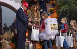 El presidente estadounidense Donald Trump y la primera dama Melania Trump celebrando Halloween en el jardín sur de la Casa Blanca.
