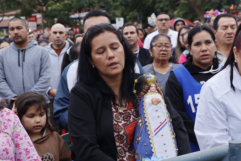 Como cada domingo se tuvo una importante concurrencia en la explanada de la basílica de Caacupé.