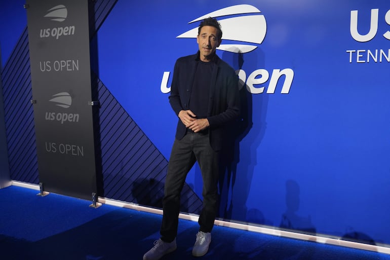 El actor estadounidense Adrien Brody posando en la Alfombra azul de las semifinales del Abierto de Tenis de los Estados Unidos. (EFE/ Octavio Guzmán)
