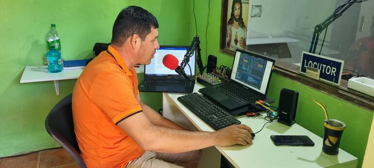 Martínez, comunicador quie día a día se esfuerza para sacar adelante a sus hijas.