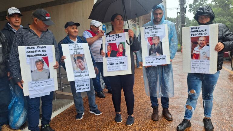 Manifestación bajo la lluvia frente al Palacio de Justicia de Encarnación.