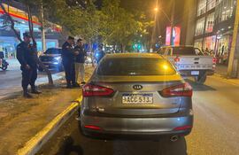 El automóvil Kia Cerato desde el cual arrojaron el cuerpo de Dax Dimitri Fridrikson.