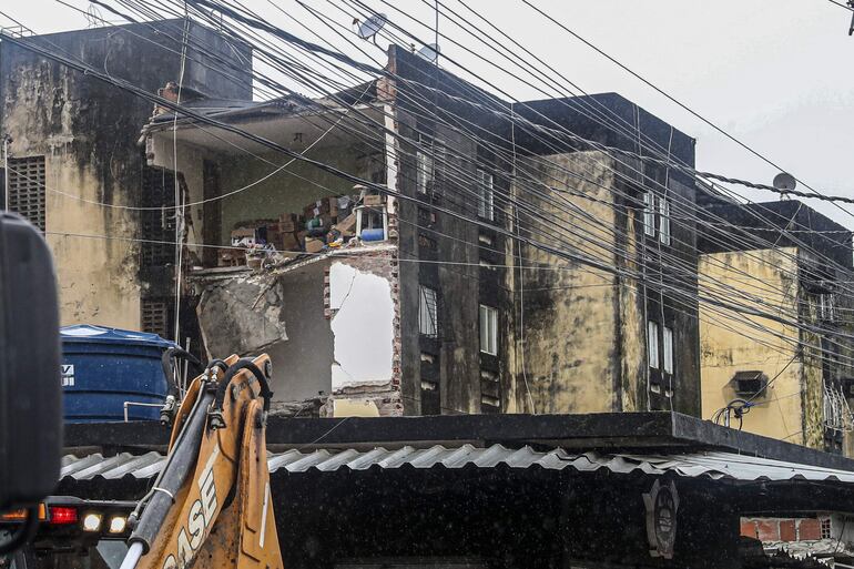 Un edificio que colapsó debido a las fuertes lluvias, hoy, en la localidad de Paulista, en la ciudad de Recife, Pernambuco (Brasil). 