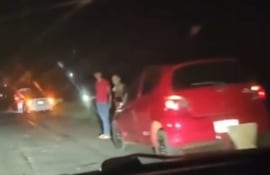 Autos dañados por baches sobre la ruta PY08.