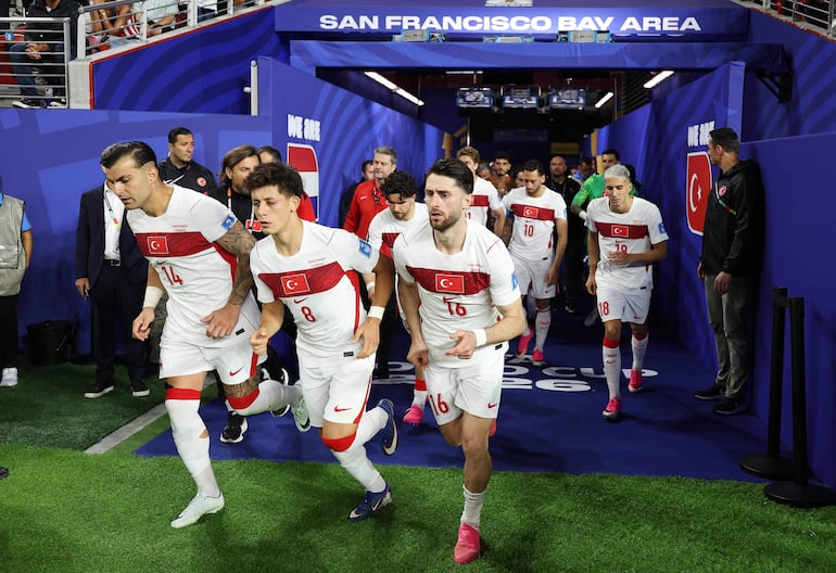 Abdülkerim Bardakcı, Arda Güler e Ismail Yüksek de Turquía salen corriendo del túnel con sus compañeros de equipo durante el partido del Grupo D de la Copa Mundial de la FIFA 2026 entre Turquía y Paraguay en el San Francisco Bay Area Stadium.