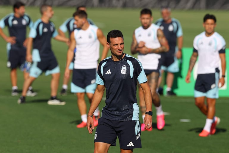 El director técnico de Argentina, Lionel Scaloni, observa durante una sesión de entrenamiento un día antes del partido del Grupo J de la Copa Mundial de la FIFA 2026 entre Argentina y Argelia en el Kansas City Stadium.